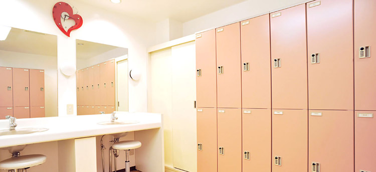 セキュリティー万全のロッカー80台、清潔なシャワールーム7台完備